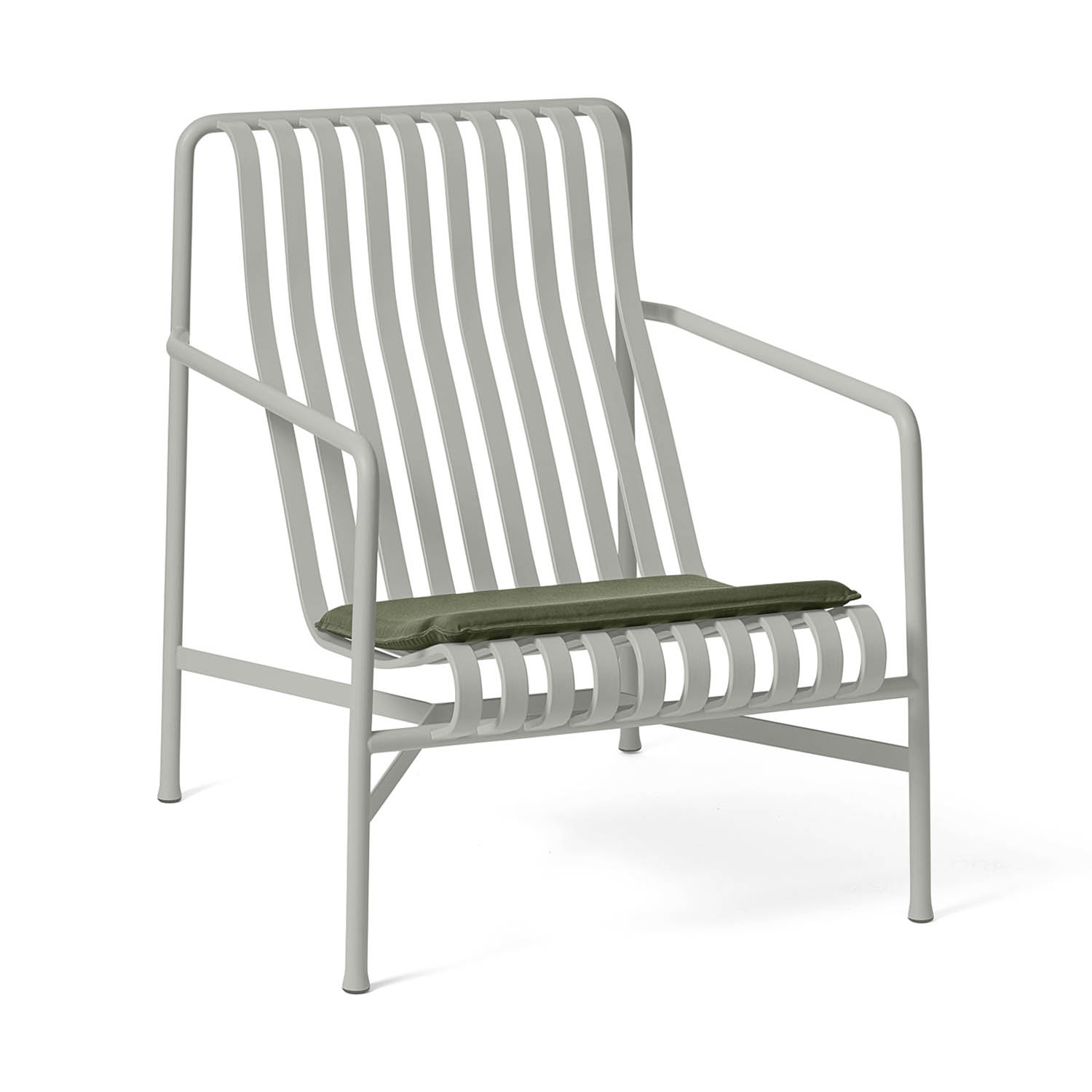 Palissade fåtölj med hög rygg i färgen ljusgrå med grön dyna.
