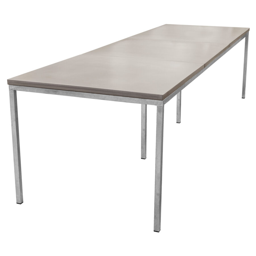 Matbord i betong i storleken 270x90 cm.