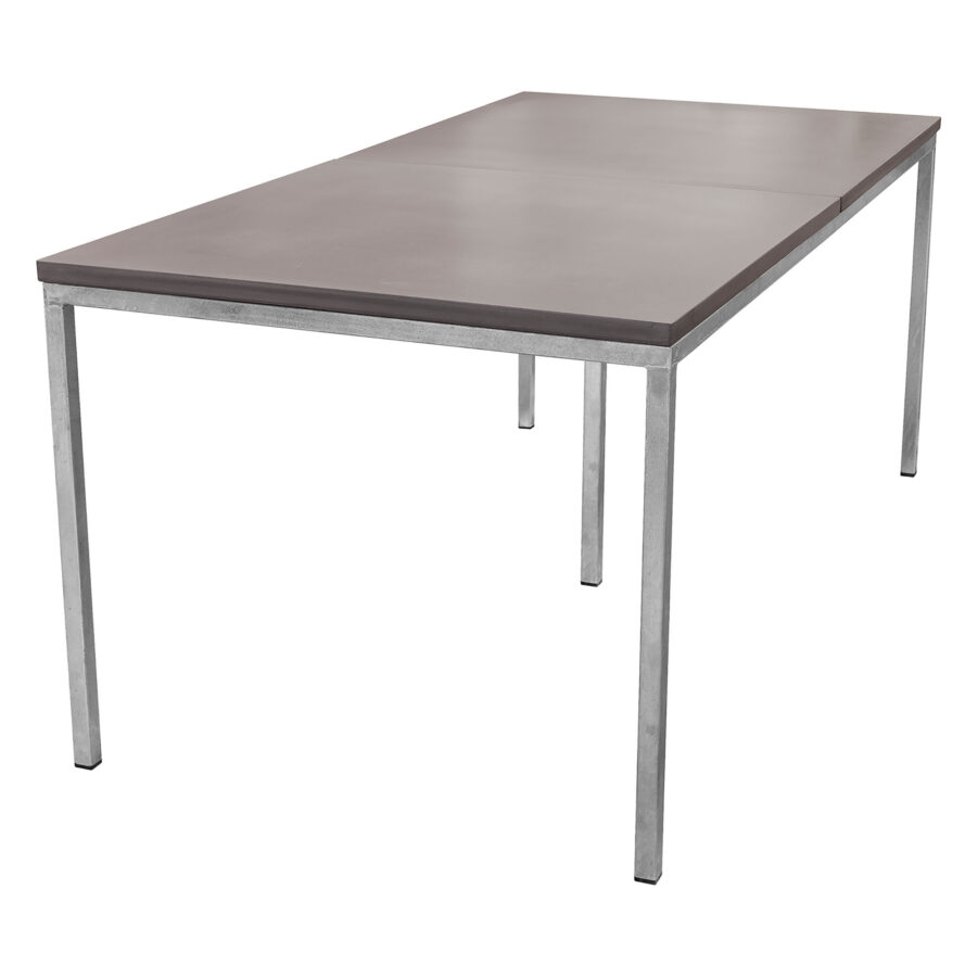 Matbord i betong i storleken 200x100 cm.