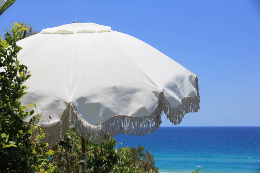 Patio parasoll i färgen antikvit från Business and Pleasure.