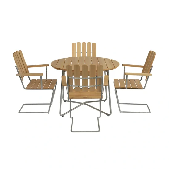 Klassikergrupp med fyra stolar i furu med galvat stativ.