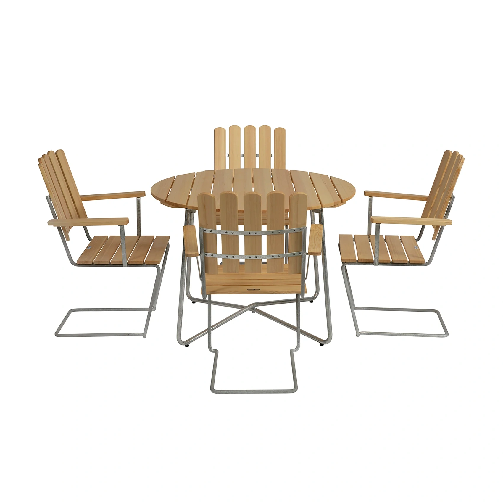 Klassikergrupp med fyra stolar i furu med galvat stativ.