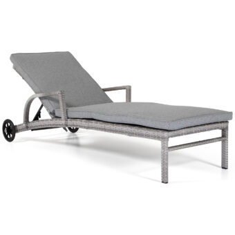 Costa solsäng i pärlgrå konstrotting med ljusgrå dyna.