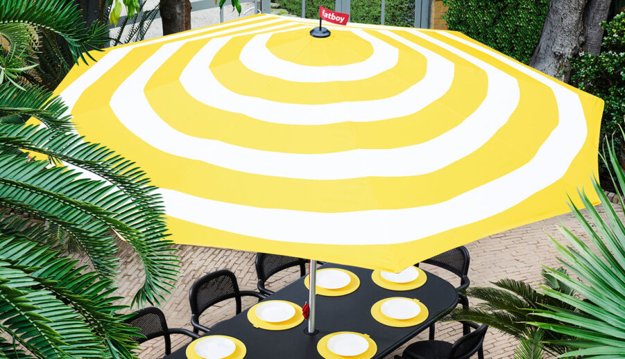 Miljöbild på Stripesol parasoll i gult.