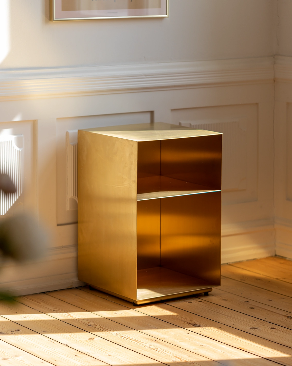 Holme sängbord mässing