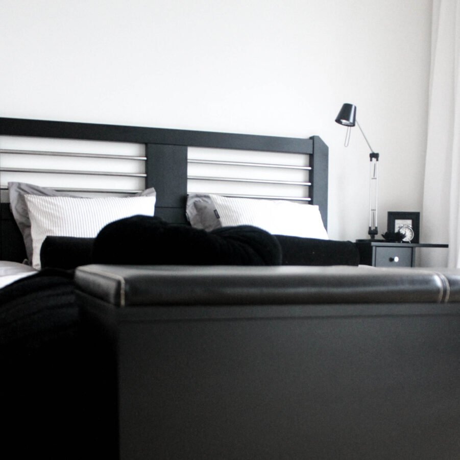 Miljöbild på Silva sänggavel i svart från Zebra COllection.