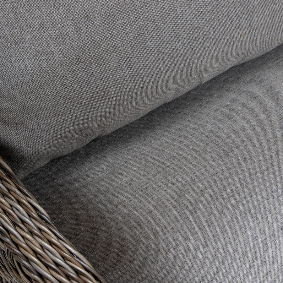Detaljbild på New Heaven soffa i drivvedsfärgad konstrotting med bruna dynor.