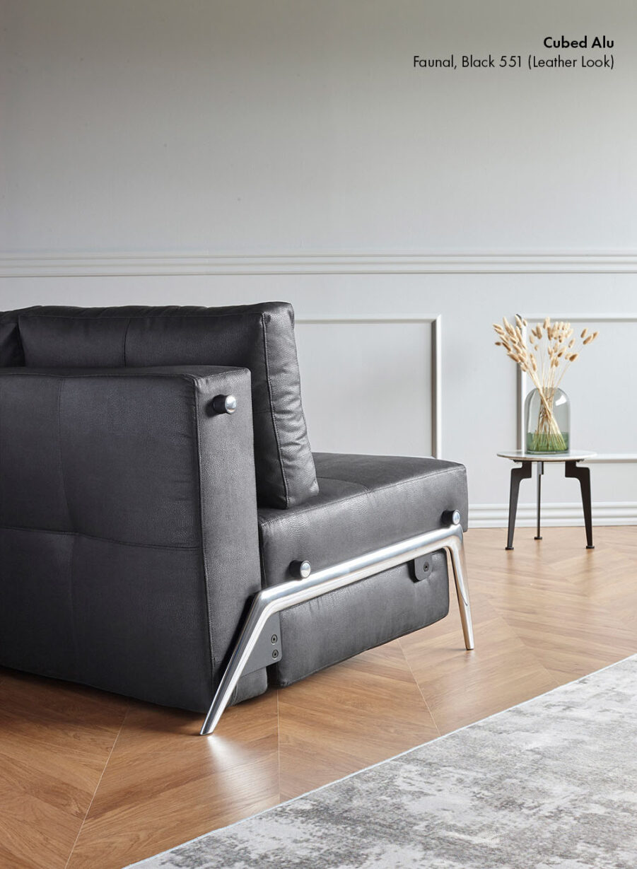Miljöbild på Cubed Alu soffa i tyget Faunal Black 550.
