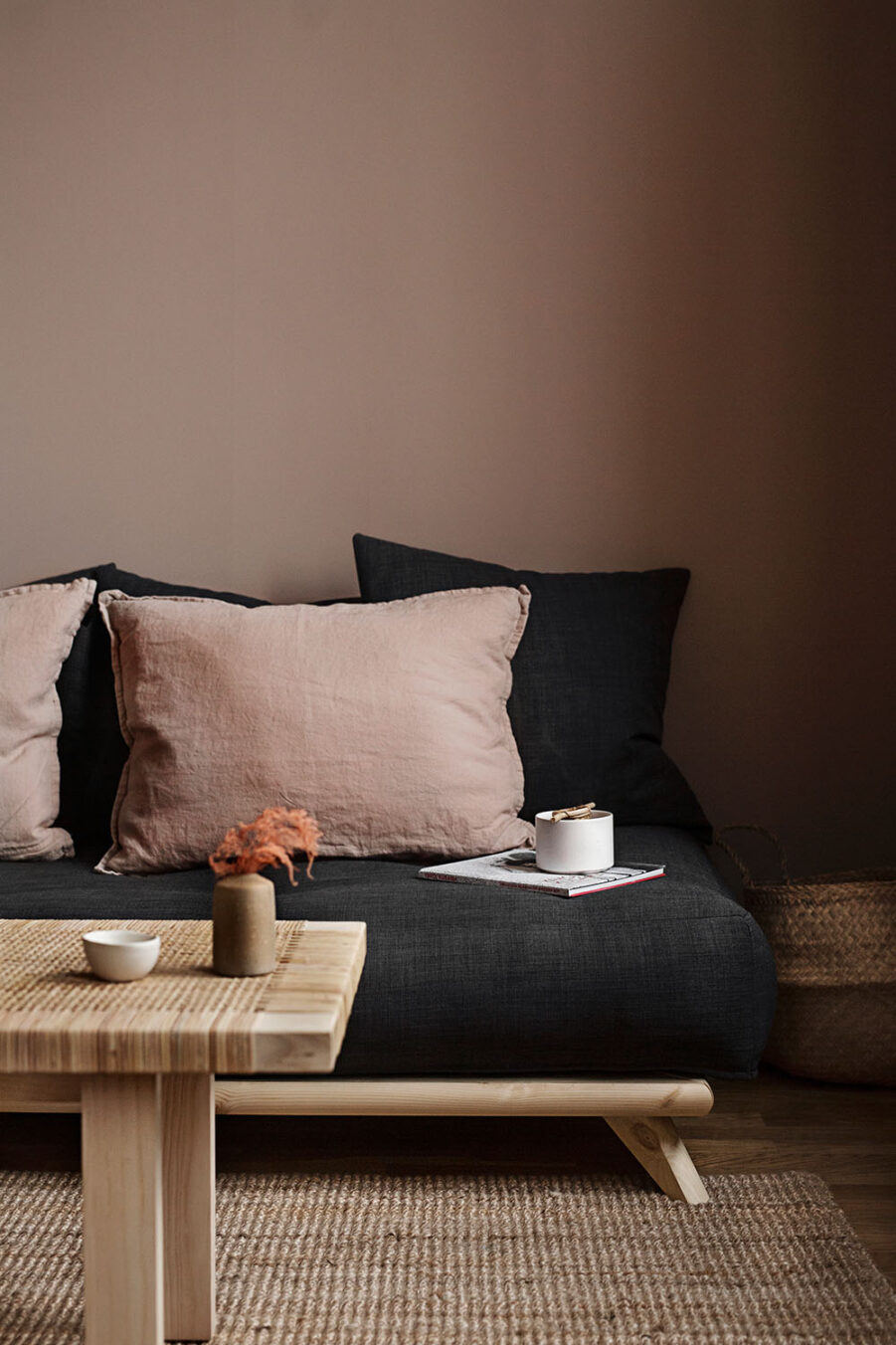 Miljöbild på Senza soffa med madrass i mörkgrått.