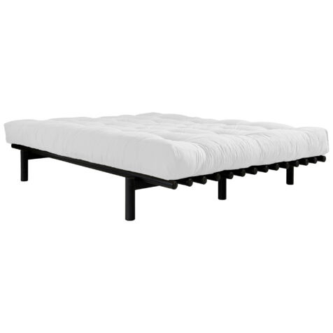 Pace sängram i svart med futon i vitt.