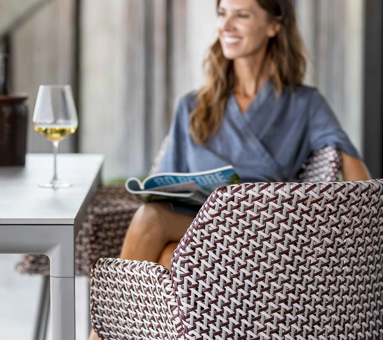 Vibe karmstol ljusgrå/vinröd inkl. dyna