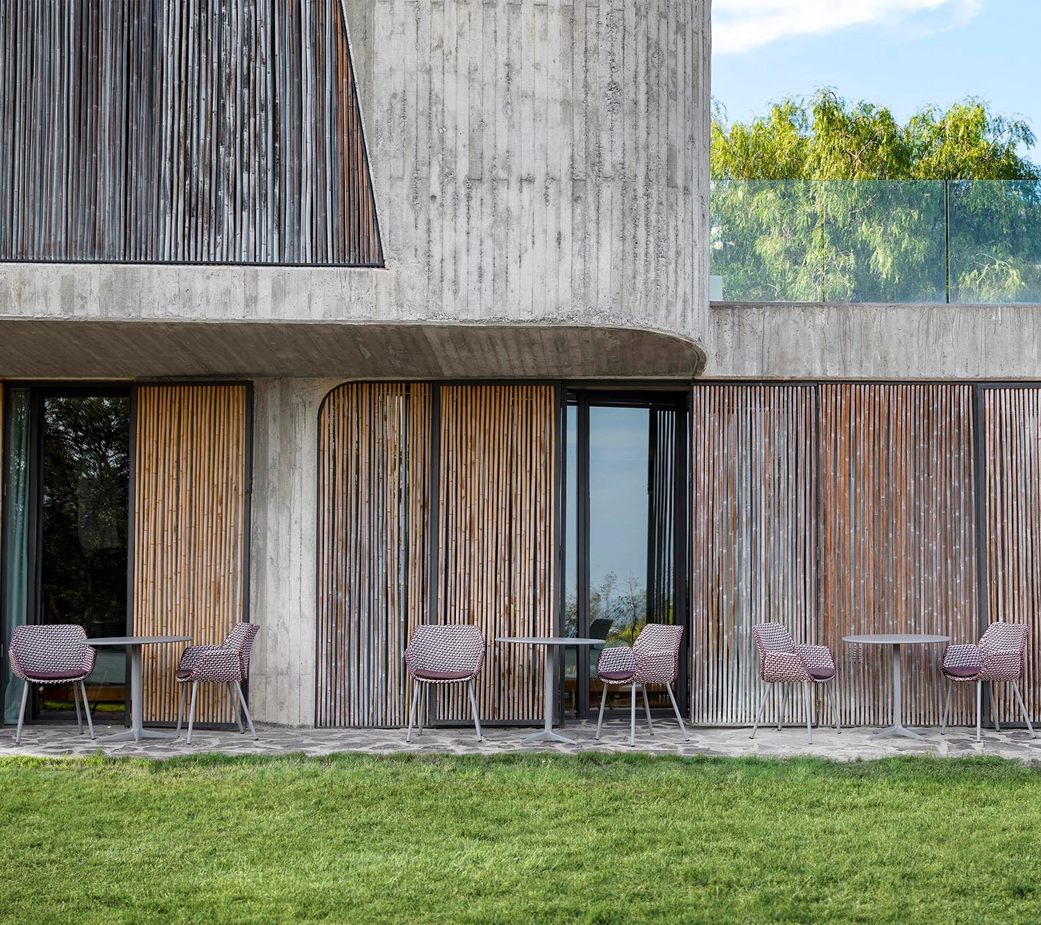 Vibe karmstol ljusgrå/vinröd inkl. dyna