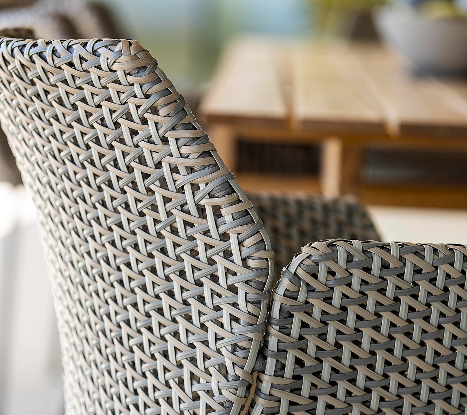 Vibe karmstol ljusgrå/taupe inkl. dyna