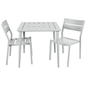 Delia och Nimes cafégrupp med två matstolar i vitt.