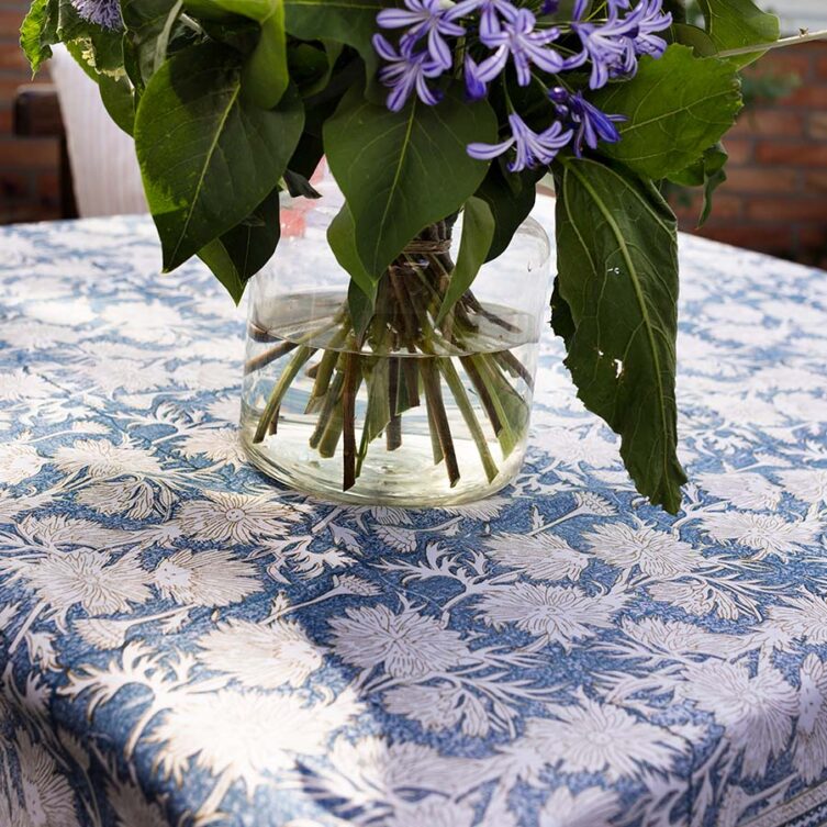 Miljöbild på Waterlily bordsduk i blått.