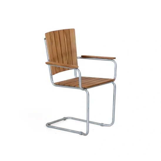 Sigtuna karmstol i stål och teak från By Kila.