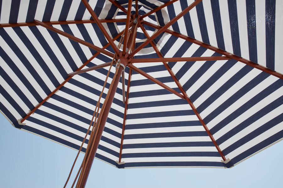 Närbild på Messina parasoll i blårandigt.