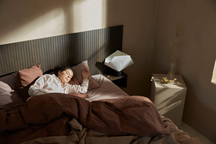 Miljöbild på Hilding Family kontinentalsäng med sänggavel i rökt ek.