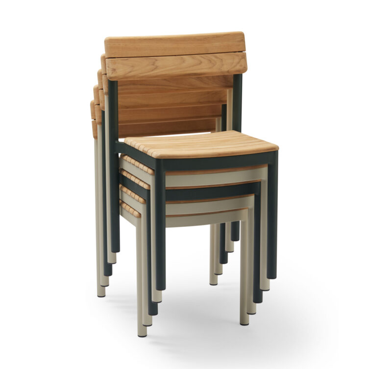 Pelago stapelbar matstol i teak och aluminium.