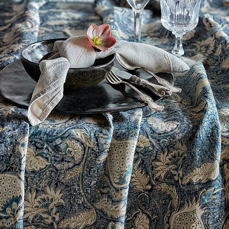 Miljöbild på Pomegranate bordsduk i blå linne.