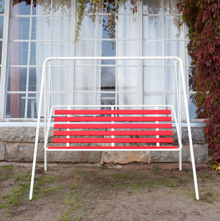 Miljöbild på Retro 3-sitshammock i rött och vitt.