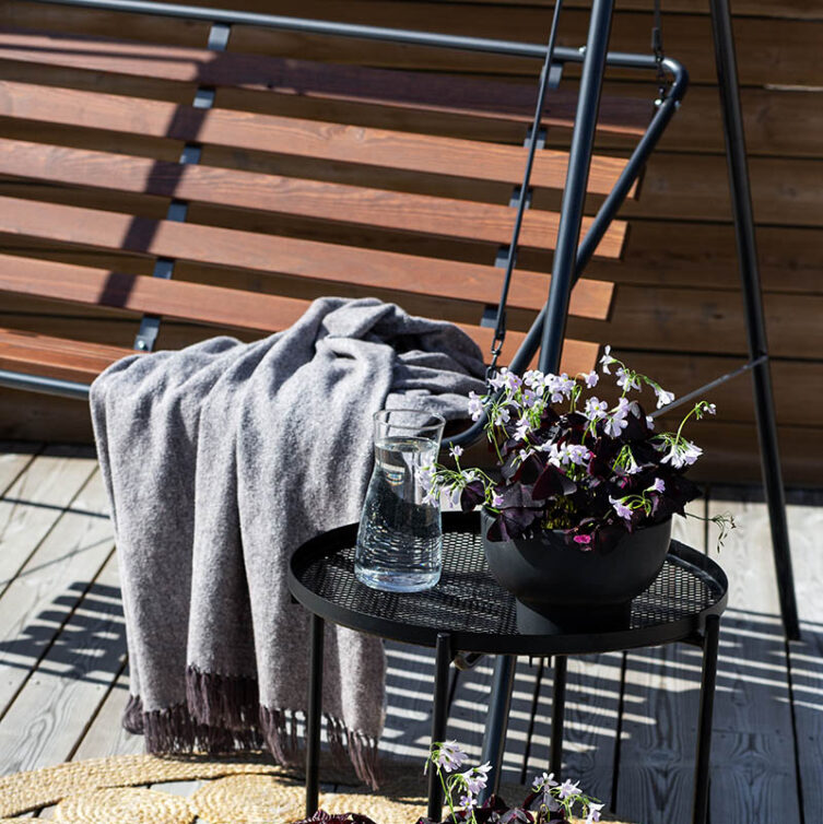 Miljöbild p Suvisaari 3-sitshammock i grått och brunt.