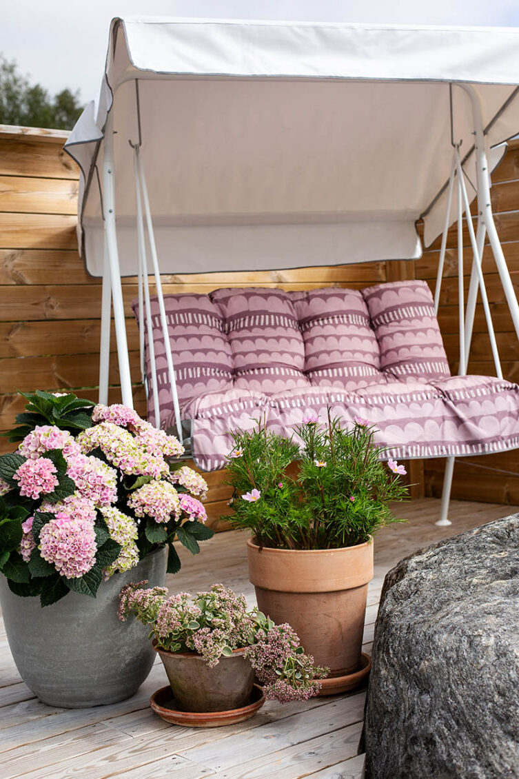Miljöbild på Duo hammock med rosa dynor.