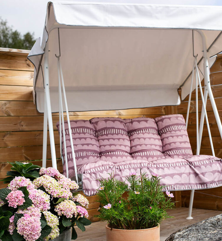 Miljöbild på Duo hammock med rosa dynor.