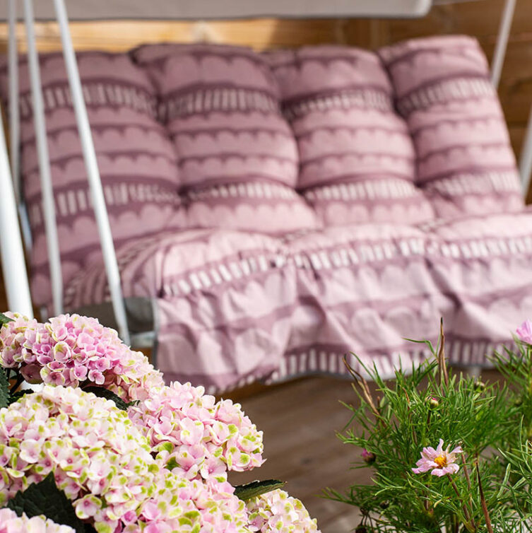 Miljöbild på Duo hammock med rosa dynor.