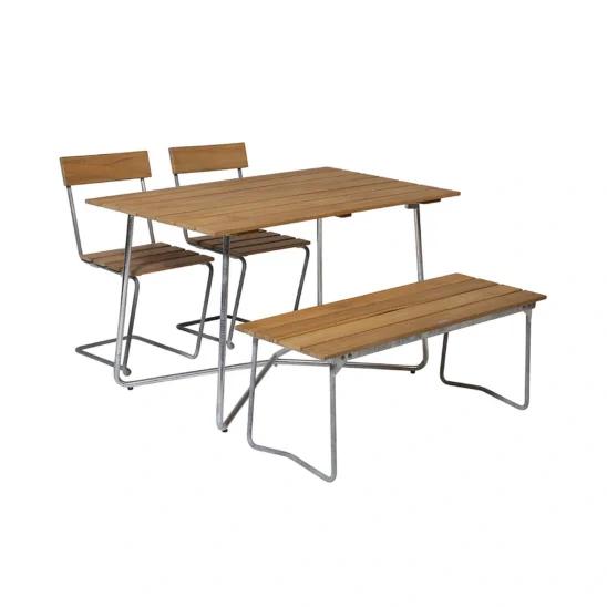 Klassikergrupp med två Stol 1, en Bänk 8 och B25A-bord, i teak med galvade stativ.