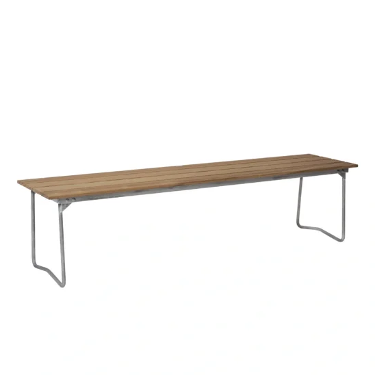 Bänk 9 från Grythyttan här i oljad ek med varmförzinkat stålstativ.