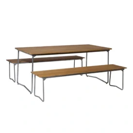 Matgrupp med bänk 9 och B31 matbord i teak och varmförzinkat stativ.