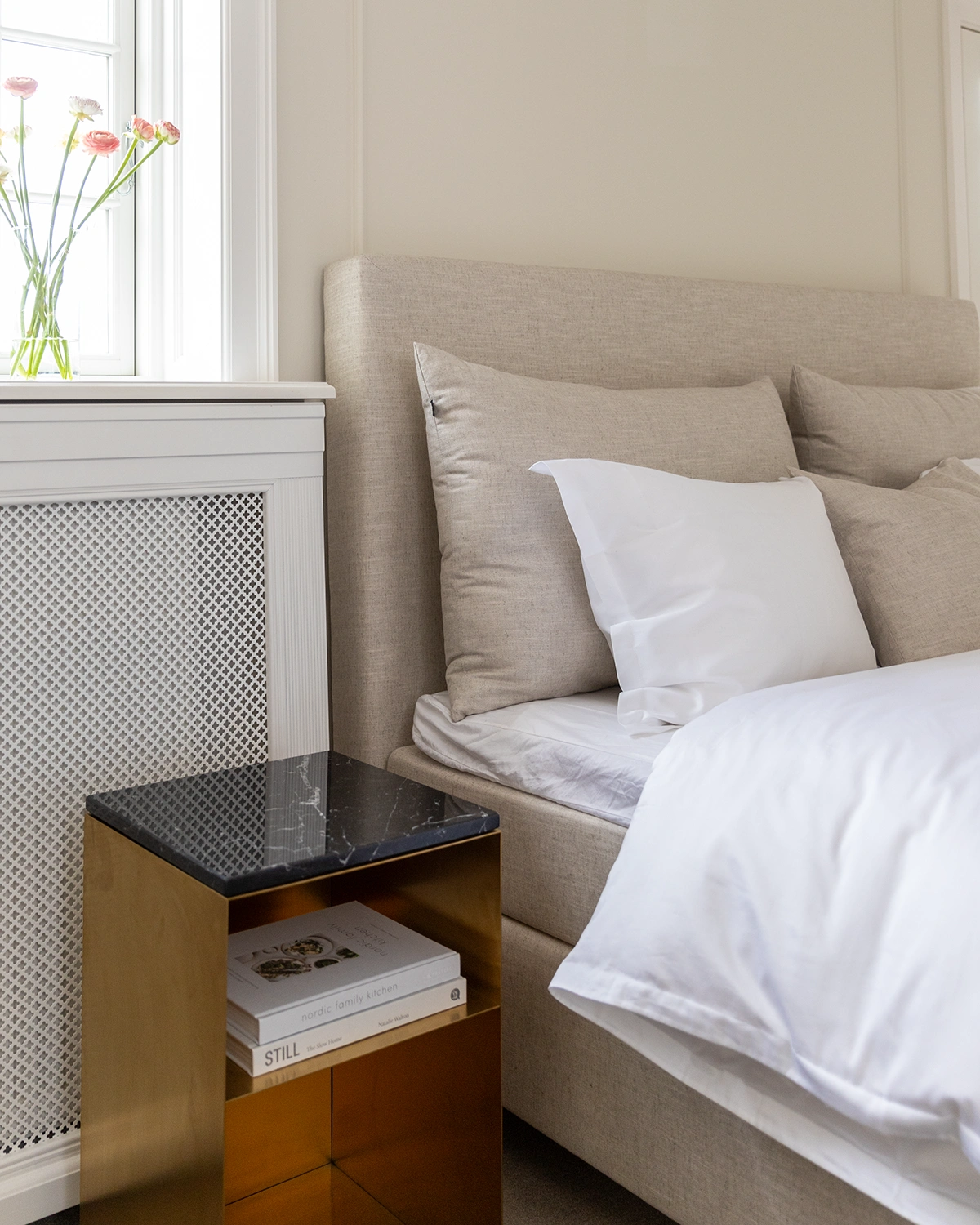 Holme sängbord mässing/marmor