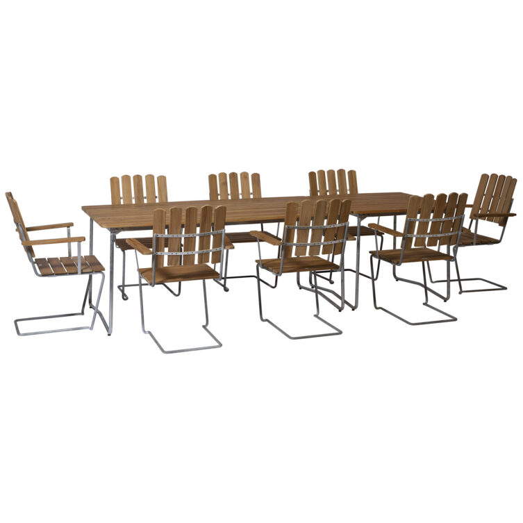 Gruppbild på B31 i två storlekar och A2 stol i teak med varmförzinkat stativ.