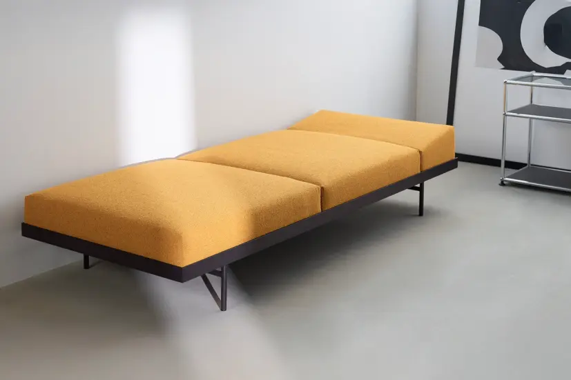 Puri dagbädd med sidobord i valnöt