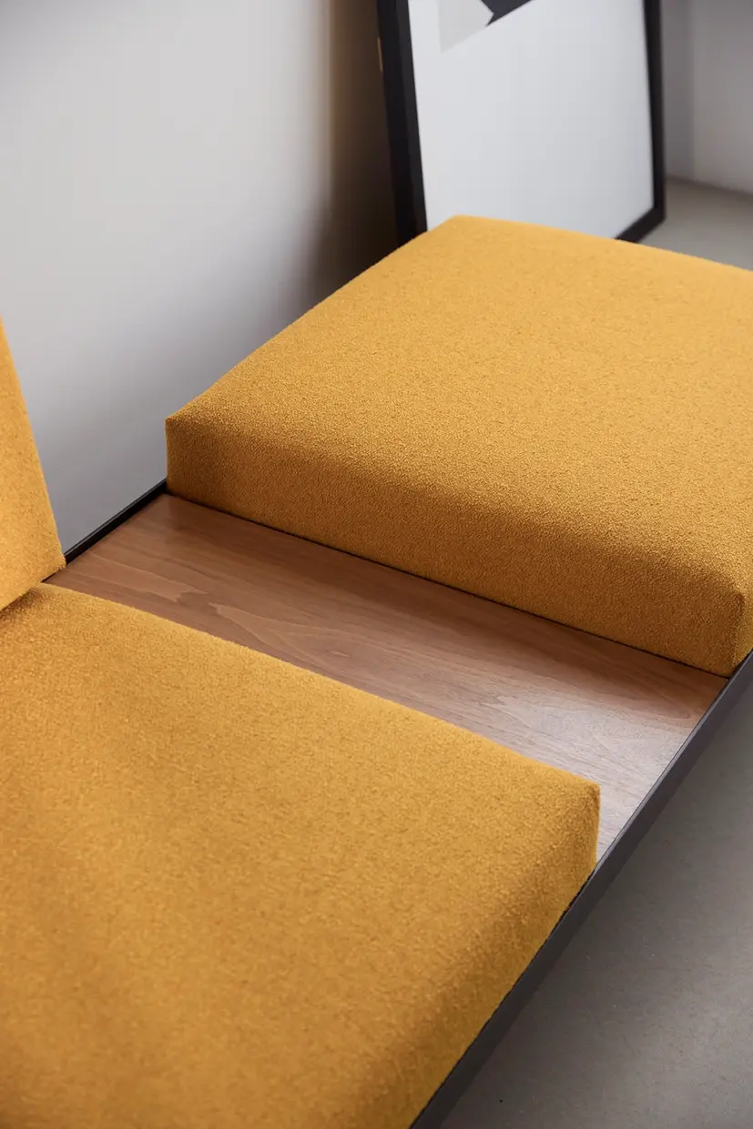 Puri dagbädd med sidobord i valnöt