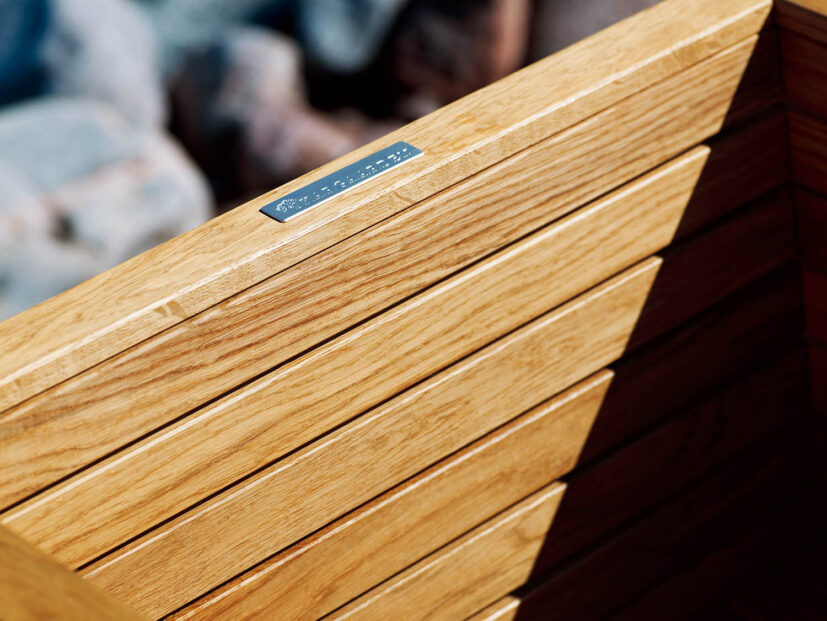 Häringe karmstol stål/teak/svart konstskinn