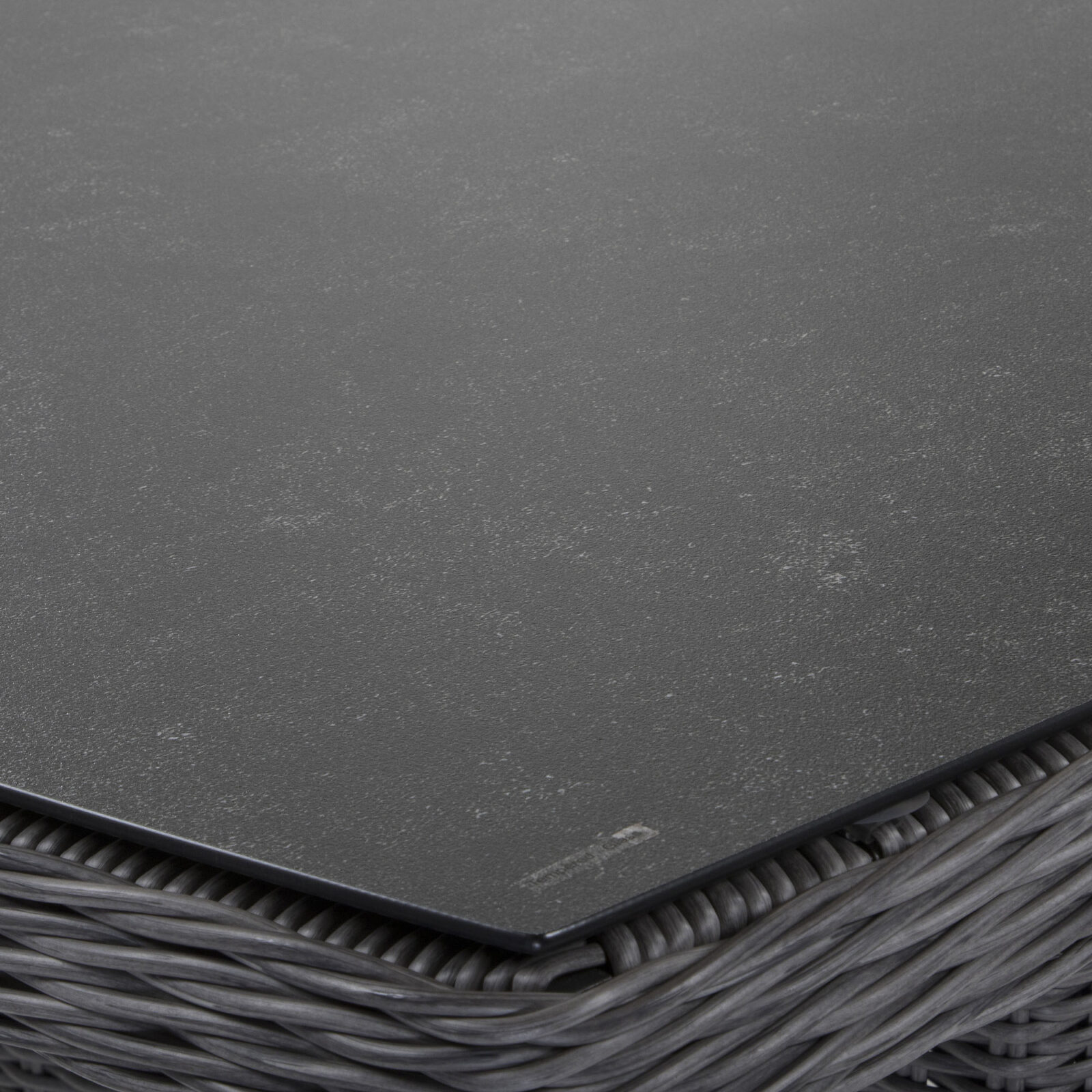 Hampton matbord i storlek 220x100 cm med en 3D-printad ovansida.
