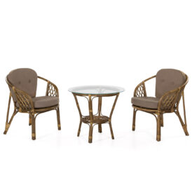 Maria fåtöljer med beigemelerade dynor tillsammans med bordet Maria i samma serie.