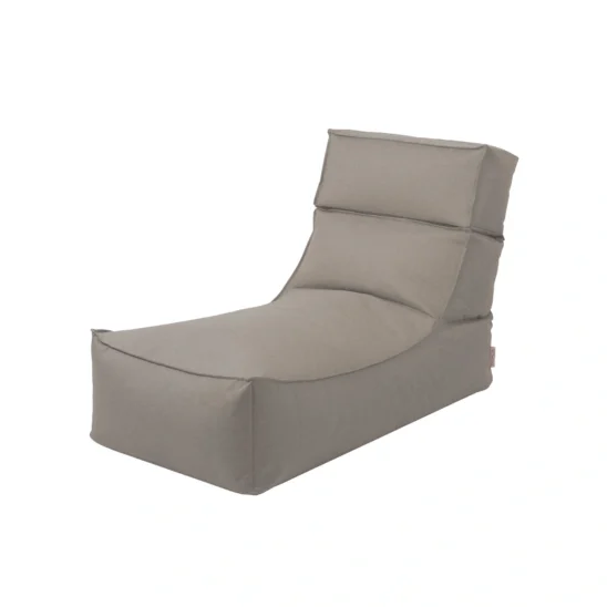 Stay loungefåtölj i färgen taupe.