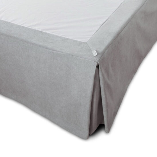 Stella sängkappa i ljusgrått.