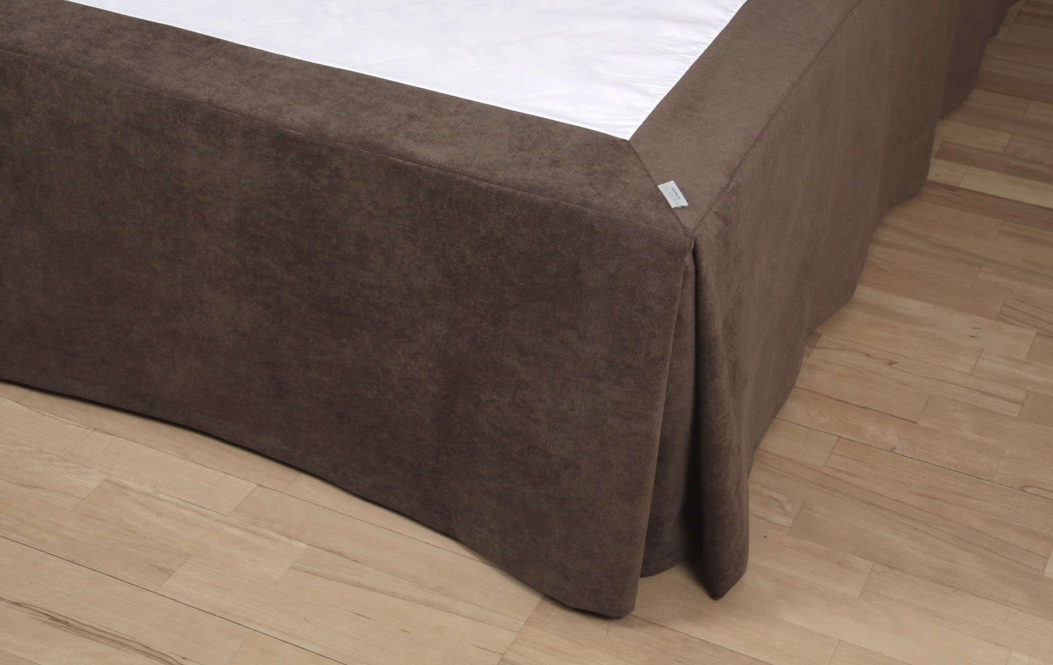 Stella sängkappa i brunt.