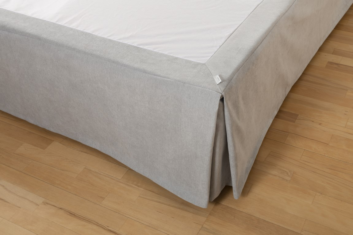 Stella sängkappa i ljusgrått.