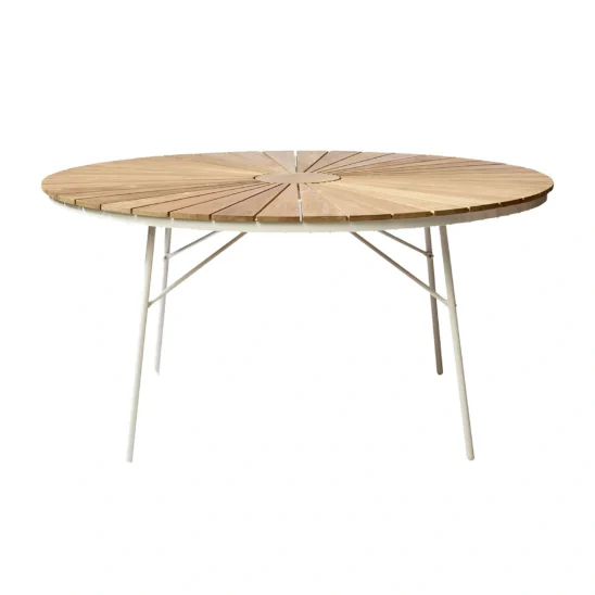 CInas matbord med vit stomme och solfjäderskiva i teak.