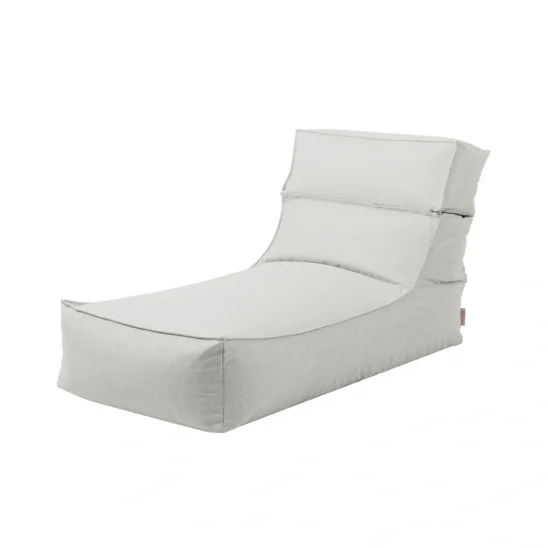 Stay lounger i ljusgrått.