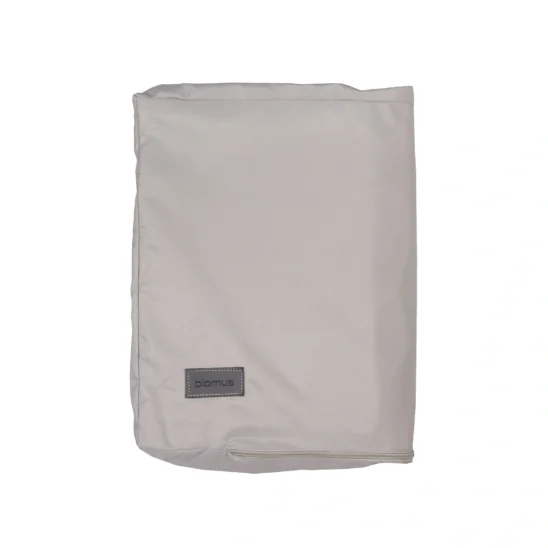 Stay förvaringsskydd i ljusgrått.