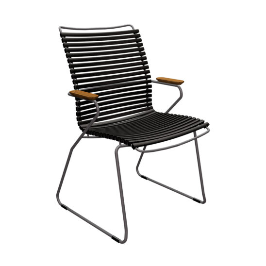 Click karmstol med hög rygg, här i färgen svart