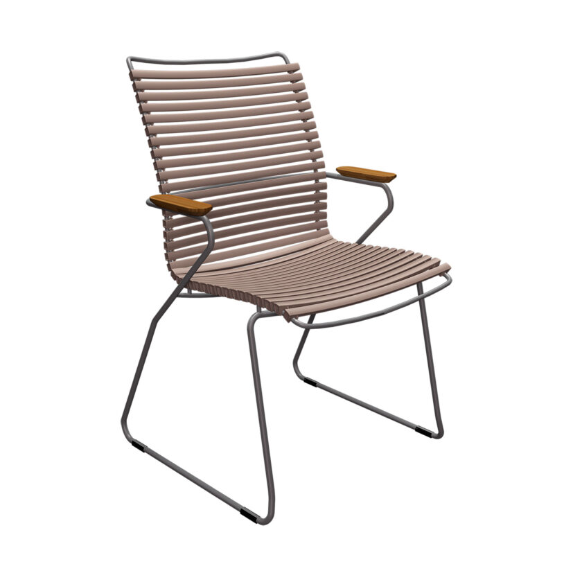 Click karmstol med hög rygg, här i färgen sand