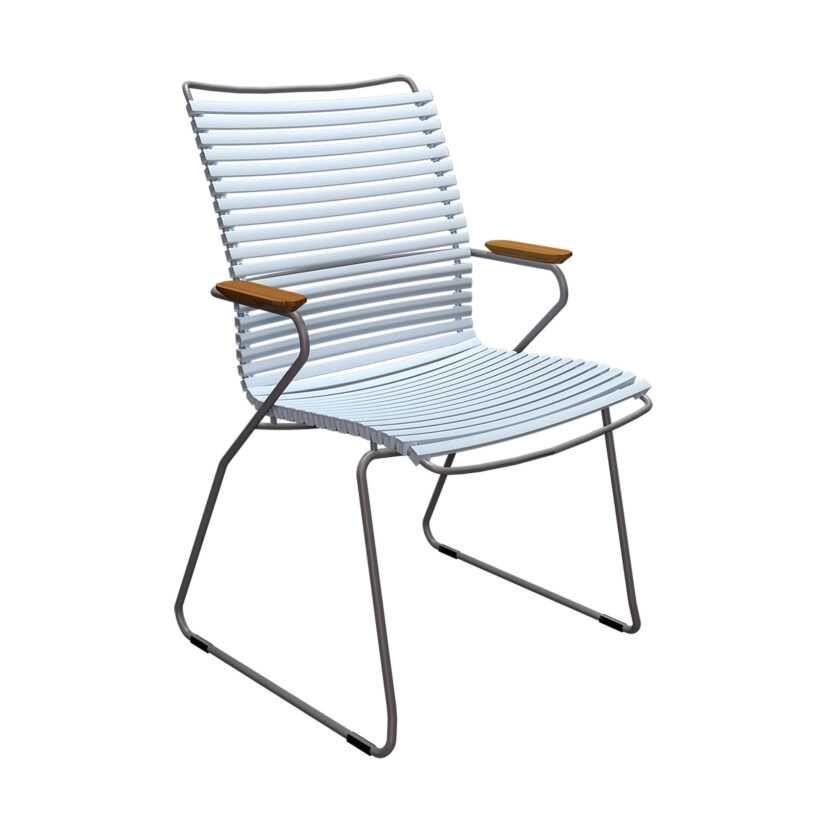 Click karmstol med hög rygg, här i färgen dusty blue