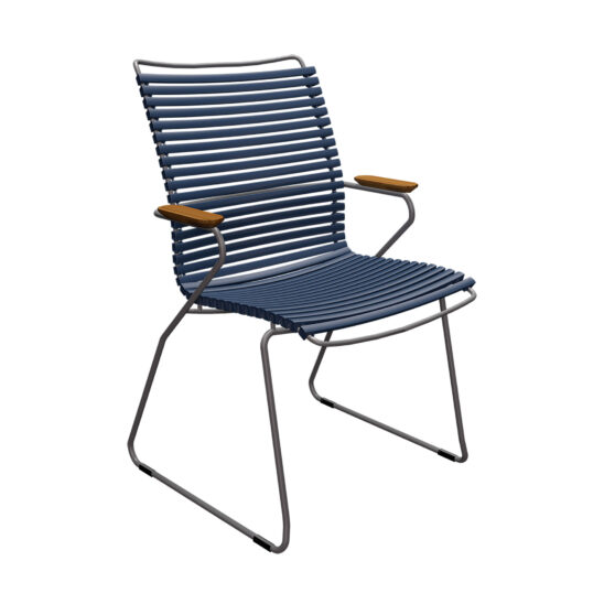 Click karmstol med hög rygg, här i färgen mörkblå